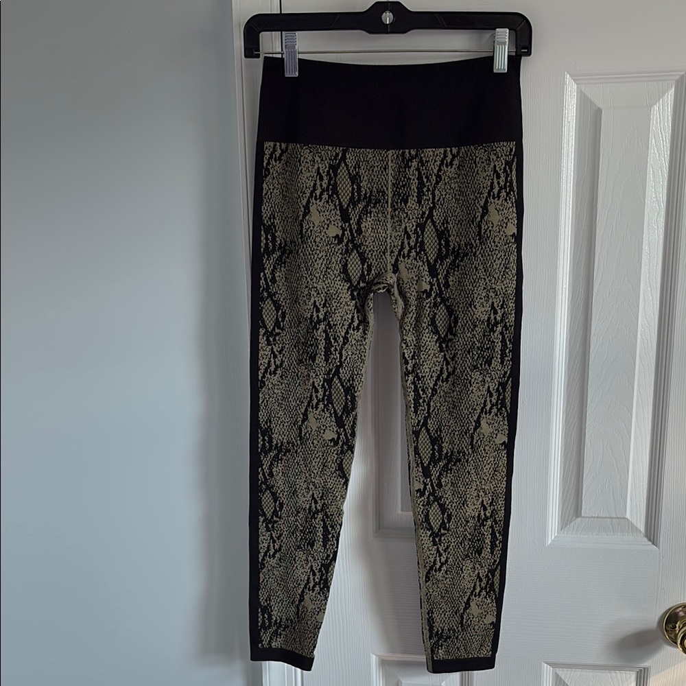 Fabletics High Waisted Seamless Snakeskin 7/8 Leggings Green and Black Size M